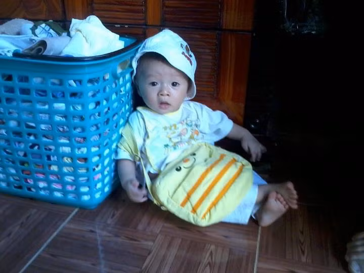 Cậu nhóc của Facebook Thư Phạm có dáng ngồi rất "oách"
