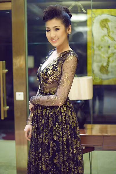 Mặc dù từng tuyên bố không muốn lấn sân showbiz nhưng Dương Tú Anh lại trở thành gương mặt đắt show event từ sau danh hiệu Á hậu 1.(Theo ione) Mặc dù từng tuyên bố không muốn lấn sân showbiz nhưng Dương Tú Anh lại trở thành gương mặt đắt show event từ sau danh hiệu Á hậu 1.(Theo ione)
