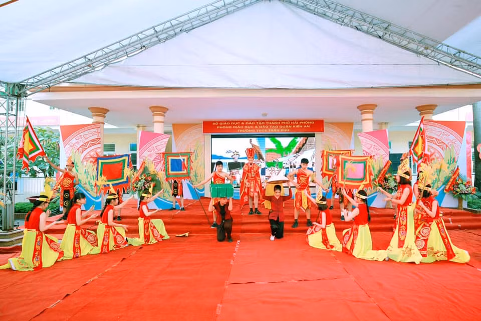 Học sinh tái hiện hình tượng người nông dân việt Nam thời đại Hùng Vương (Ảnh: CTV)