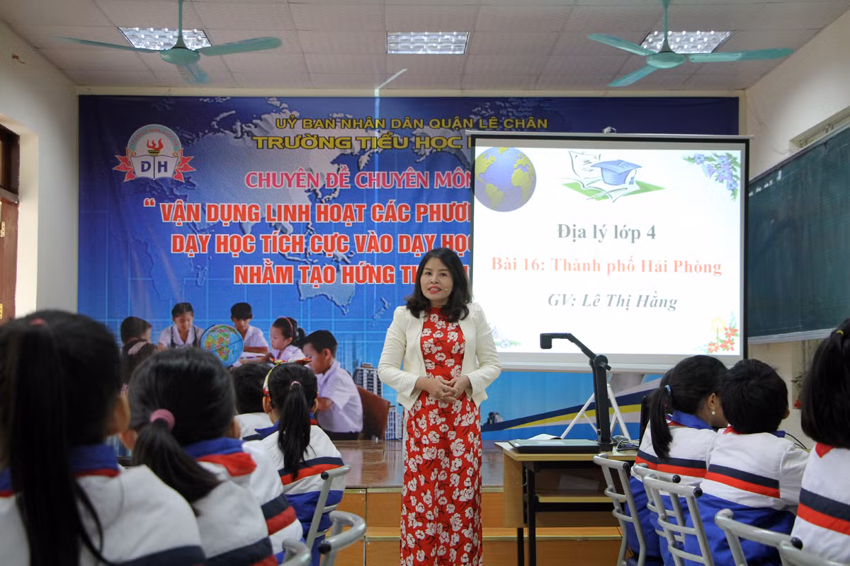 Giáo viên Trường Tiểu học Dư Hàng sử dụng các phương pháp, kỹ thuật dạy học tích cực trong giảng dạy môn Địa lý (Ảnh: Lã Tiến)
