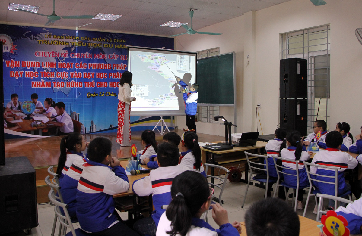 Học sinh hào hứng, tích cực chủ động tìm hiểu kiến thức, thể hiện năng lực của bản thân (Ảnh: Lã Tiến) Học sinh hào hứng, tích cực chủ động tìm hiểu kiến thức, thể hiện năng lực của bản thân (Ảnh: Lã Tiến)