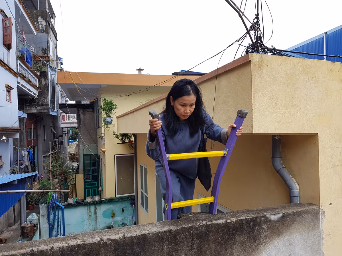 Hàng ngày phải trèo thang cao hơn 4 mét, nguy hiểm luôn rình rập tính mạng của gia đình cô giáo Quyến (Ảnh: Lã Tiến)