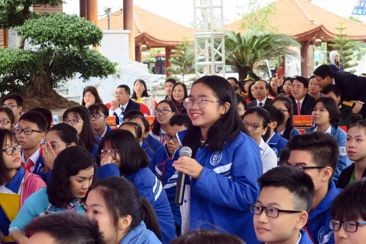 Với hình thức sân khấu hóa, học sinh Trường Trung học cơ sở Tô Hiệu chủ động tiếp cận với lịch sử dân tộc (Ảnh: Lã Tiến)