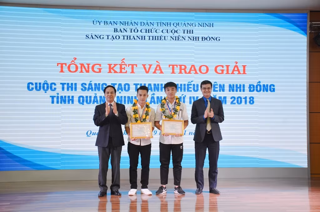 Mô hình robot tự hành của Nguyễn Đức Thành và Lê Phong Vũ đạt giải nhất cuộc thi sáng tạo thanh thiếu niên, nhi đồng tỉnh Quảng Ninh năm 2018 (Ảnh: Nguyễn Hoa) Mô hình robot tự hành của Nguyễn Đức Thành và Lê Phong Vũ đạt giải nhất cuộc thi sáng tạo thanh thiếu niên, nhi đồng tỉnh Quảng Ninh năm 2018 (Ảnh: Nguyễn Hoa)