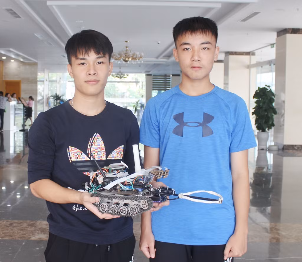 Mô hình robot tự hành phát hiện, định vị, dò mìn của học sinh Trường Trung học phổ thông Uông Bí, Quảng Ninh (Ảnh: Nguyễn Hoa) Mô hình robot tự hành phát hiện, định vị, dò mìn của học sinh Trường Trung học phổ thông Uông Bí, Quảng Ninh (Ảnh: Nguyễn Hoa)