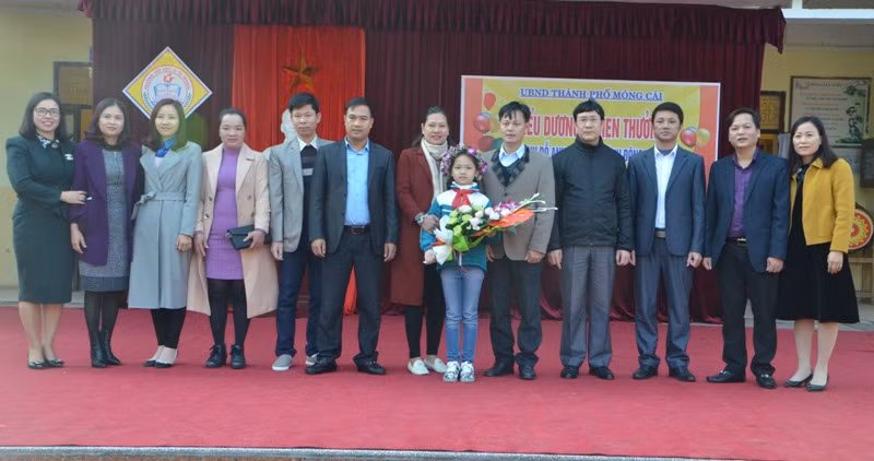 Em Đỗ Anh Trâm được biểu dương, khen thưởng vì hành động đẹp (Ảnh: Thu Hằng)