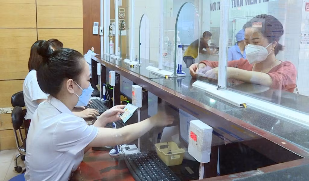 Làm thủ tục khám, chữa bệnh bằng thẻ căn cước công dân có gắn chíp thay cho thẻ bảo hiểm y tế tại Bệnh viện Bãi Cháy. (Ảnh: Dương Trường)