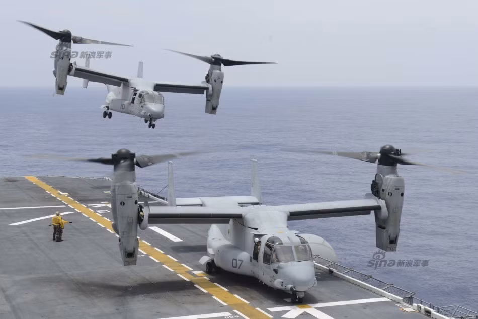 Máy bay vận tải cánh xoay nghiêng Osprey cất cánh trên tàu tấn công đổ bộ USS Bonhomme Richard LHD-6