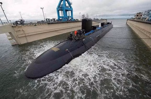 Tàu ngầm hạt nhân tấn công USS John Warner SSN-785 lớp Virginia trong lễ hạ thủy ngày 10 tháng 9 năm 2014 Tàu ngầm hạt nhân tấn công USS John Warner SSN-785 lớp Virginia trong lễ hạ thủy ngày 10 tháng 9 năm 2014