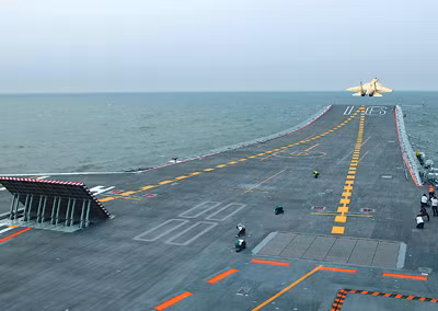 Hải quân Trung Quốc huấn luyện máy bay chiến đấu J-15 trên tàu sân bay Liêu Ninh