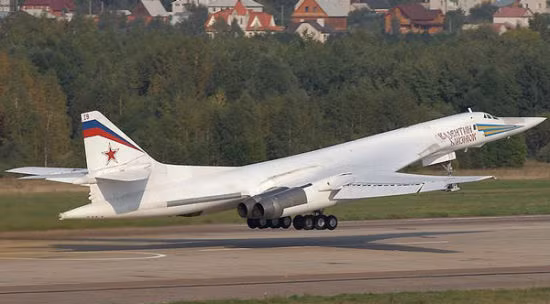 Máy bay ném bom chiến lược Tu-160 Nga