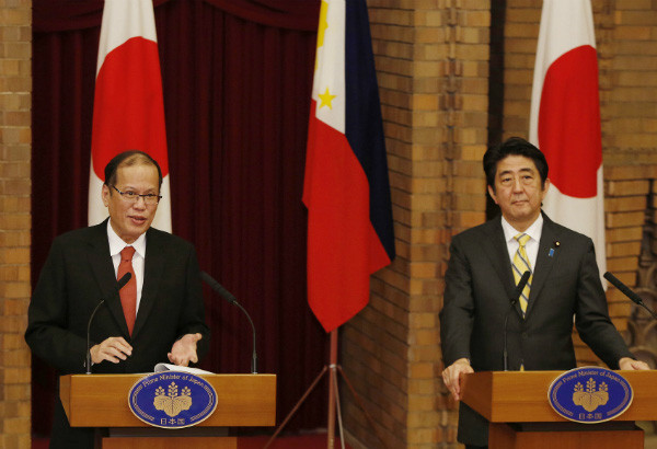 Trong thời gian thăm Nhật Bản vừa qua, Tổng thống Philippines Benigno Aquino (trái) coi hành vi gặm nhấm lãnh thổ ở Biển Đông của giới cầm quyền Trung Quốc là hành vi phát xít, có thể gây ra Chiến tranh thế giới tiếp theo. Trong thời gian thăm Nhật Bản vừa qua, Tổng thống Philippines Benigno Aquino (trái) coi hành vi gặm nhấm lãnh thổ ở Biển Đông của giới cầm quyền Trung Quốc là hành vi phát xít, có thể gây ra Chiến tranh thế giới tiếp theo.
