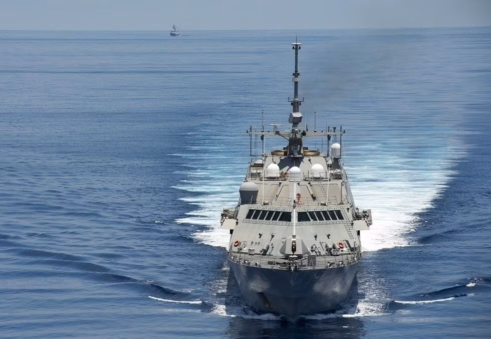 Tàu tuần duyên USS Fort Worth Hải quân Mỹ hoạt động ở gần đảo Trường Sa của Việt Nam, bị tàu hộ vệ Diêm Thành (biên chế cho Hạm đội Bắc Hải, Hải quân Trung Quốc vào năm 2012) theo dõi (nguồn báo Hoàn Cầu, Trung Quốc) Tàu tuần duyên USS Fort Worth Hải quân Mỹ hoạt động ở gần đảo Trường Sa của Việt Nam, bị tàu hộ vệ Diêm Thành (biên chế cho Hạm đội Bắc Hải, Hải quân Trung Quốc vào năm 2012) theo dõi (nguồn báo Hoàn Cầu, Trung Quốc)