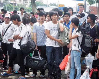 Nhiều sinh viên bị chặt chém tiền tàu xe khi từ quê lên Hà Nội. Giá vé tăng gấp đôi trong những ngày này (ảnh Dân trí) Nhiều sinh viên bị chặt chém tiền tàu xe khi từ quê lên Hà Nội. Giá vé tăng gấp đôi trong những ngày này (ảnh Dân trí)