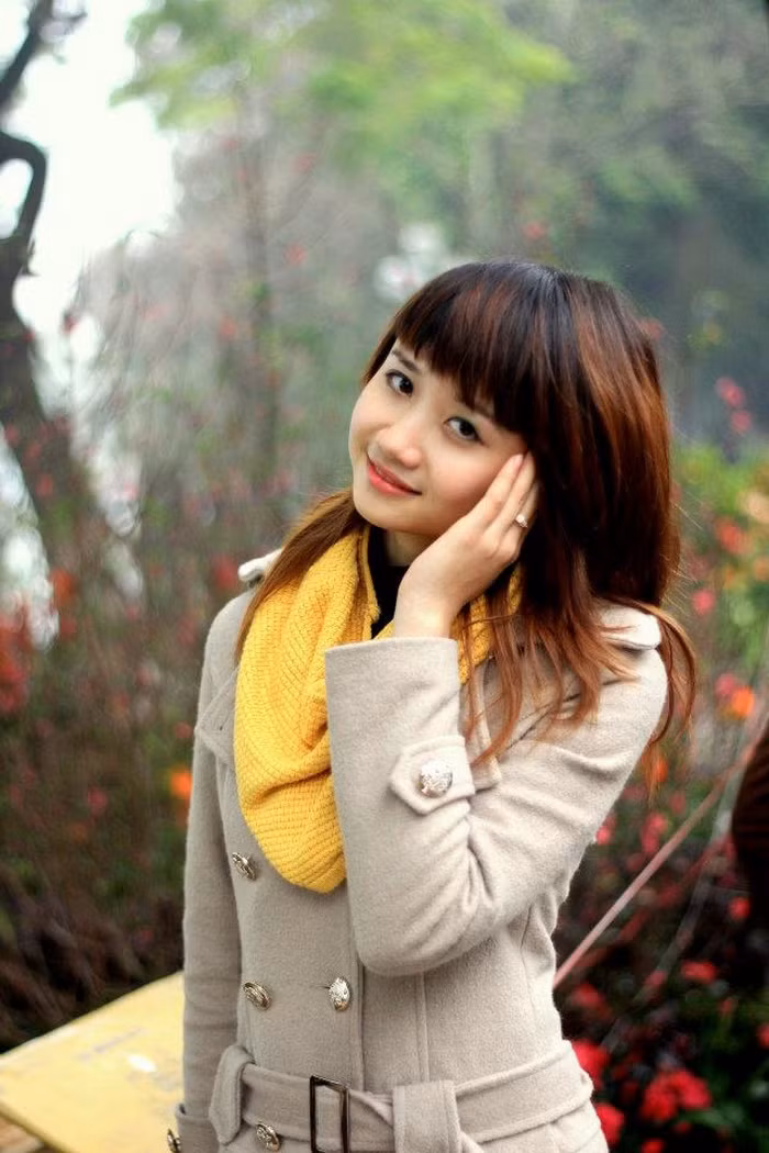 Bùi Thị Hà (SV năm 3 khoa Kiến trúc Công trình, Đại học Dân lập Phương Đông). Sở hữu một khuôn mặt bầu bĩnh, làn da trắng hồng tự nhiên, đôi mắt tròn to, cô gái dễ thương mê vẽ vời này làm mê đắm bao người. Bùi Thị Hà (SV năm 3 khoa Kiến trúc Công trình, Đại học Dân lập Phương Đông). Sở hữu một khuôn mặt bầu bĩnh, làn da trắng hồng tự nhiên, đôi mắt tròn to, cô gái dễ thương mê vẽ vời này làm mê đắm bao người.