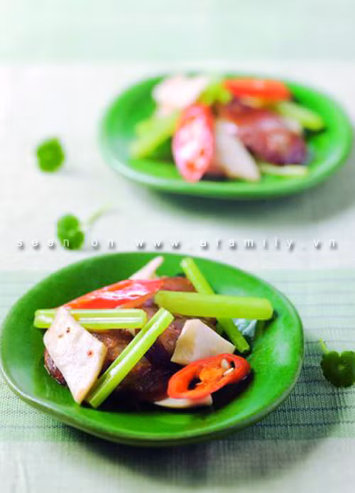 5. Thực phẩm nhiều gia vị: buổi sáng nên tránh các thức ăn kích thích dạ dày. Rõ ràng các thực phẩm nhiều gia vị sẽ gây kích ứng mạnh, nên hoàn toàn cấm kỵ.