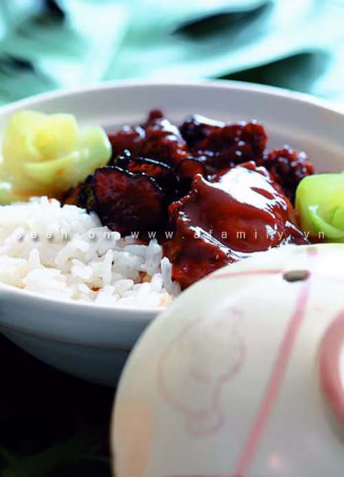 7. Thức ăn lưu trữ lâu: Thông thường để tiết kiệm thời gian cho bữa sáng bận rộn thì nhiều gia đình hay nhiều người thường chuẩn bị thực phẩm từ tối hôm trước hoặc sử dụng chính thức ăn thừa còn lại của bữa tối để làm bữa sáng. Đây là một thói quen rất xấu. Sau một đêm lưu trữ, thực phẩm đã bị các vi sinh vật xâm nhập, thậm chí ngay bản thân cũng phát sinh những vi khuẩn bất lợi, khi nó được đưa vào cơ thể sẽ rất dễ dàng sinh bệnh.