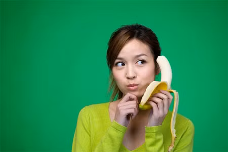2. Tránh ăn chay chuối (chỉ ăn chuối không): Trong chuối ngoài rất nhiều yếu tố kali còn cũng chứa rất nhiều magiê, nếu ăn chay thực phẩm này, số lượng magiê trong máu sẽ tăng lên đột ngột, và magiê ảnh hưởng đến chức năng hoạt động của tim.