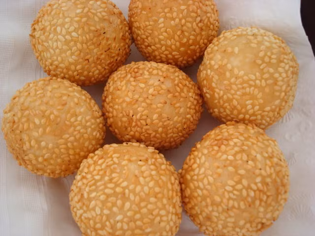 9. Bánh rán: Bánh rán cũng là thực phẩm chứa quá nhiều đường và mỡ không có lợi cho hoạt động của cơ thể trong cả ngày cũng như giúp tăng cân nhanh chóng.
