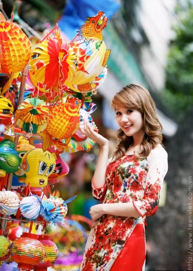 Phố "Trung thu" Hàng Mã những ngày này rộn ràng bóng dáng các thiếu nữ đổ về chụp hình. Hot girl Trường ĐH KH XH & NV Hoàng Ngọc Hà Hải Yến cũng tranh thủ chụp những bức hình đẹp long lanh. Teen Model An Phương "biến hóa" với style dễ thương Vẻ đẹp dịu dàng của tân sinh viên ĐH Kinh tế Huế Hotgirl CĐ Công nghiệp TPHCM đẹp tựa thiên thần Hot girl ĐH Công nghiệp Hà Nội đẹp tinh khôi trong nắng mai