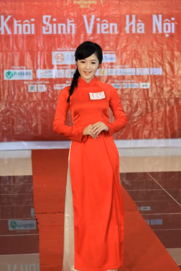 Với tà áo dài đỏ, Phạm Thanh Tâm chia sẻ cô có ước mơ đượctrở thành một nữ tiếp viên hàng không giỏi. Ngẩn ngơ vì nhan sắc của Hotgirl Kiều My Chùm ảnh: Nữ sinh ĐH Ngoại thương rạng rỡ ngày khai trường Với tà áo dài đỏ, Phạm Thanh Tâm chia sẻ cô có ước mơ đượctrở thành một nữ tiếp viên hàng không giỏi. Ngẩn ngơ vì nhan sắc của Hotgirl Kiều My Chùm ảnh: Nữ sinh ĐH Ngoại thương rạng rỡ ngày khai trường