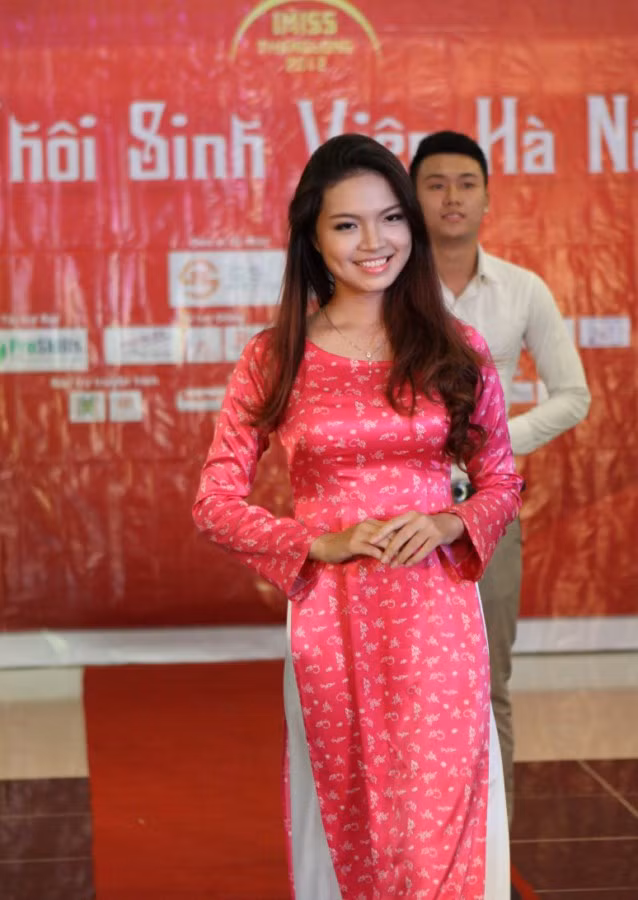 Hoa khôi Imiss Thăng Long Đỗ Thùy Dương xinh tươi trong tà áo dài tự tin sải bước trên sàn diễn làm mẫu cho các thí sinh. Ngẩn ngơ vì nhan sắc của Hotgirl Kiều My Chùm ảnh: Nữ sinh ĐH Ngoại thương rạng rỡ ngày khai trường Hoa khôi Imiss Thăng Long Đỗ Thùy Dương xinh tươi trong tà áo dài tự tin sải bước trên sàn diễn làm mẫu cho các thí sinh. Ngẩn ngơ vì nhan sắc của Hotgirl Kiều My Chùm ảnh: Nữ sinh ĐH Ngoại thương rạng rỡ ngày khai trường