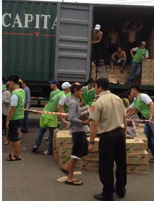 Xe container chở hàng nghìn sản phẩm trà xanh C2 Ô Long tặng người lao động TP.HCM (ảnh nguồn Gia đình xã hội).
