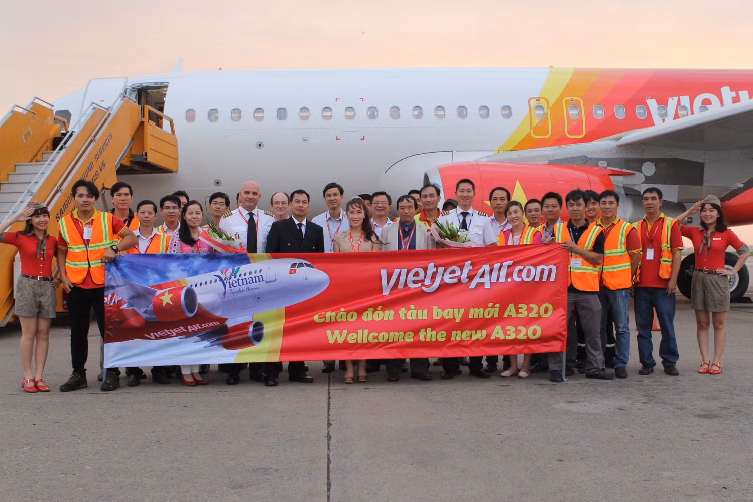 Ban lãnh đạo Vietjet hân hoan chào đón máy bay A320 Sharklet mang số hiệu VN-A662.