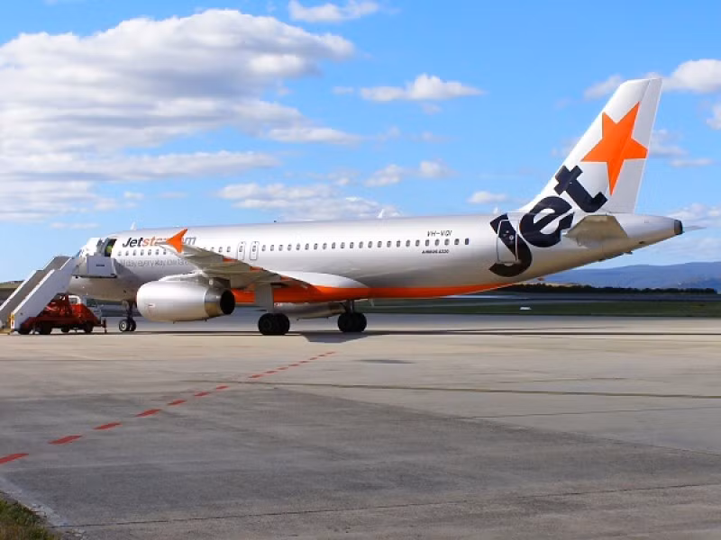 Máy bay Jetstar Pacific bị xe thang va quệt làm móp (ảnh minh họa - nguồn Jetstar)