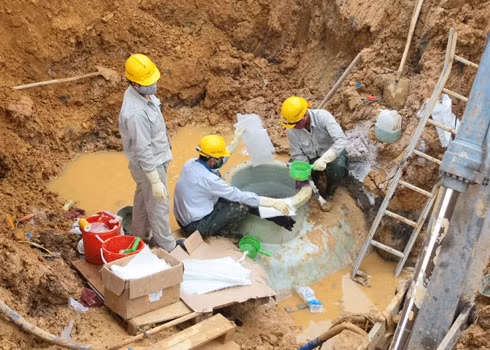 Đường ống nước sông Đà nhiều lần đã bị vỡ khiến người dân đặt ra câu hỏi việc tăng giá bán nước có khắc phục được tình trạng này? Ảnh: Bá Đô