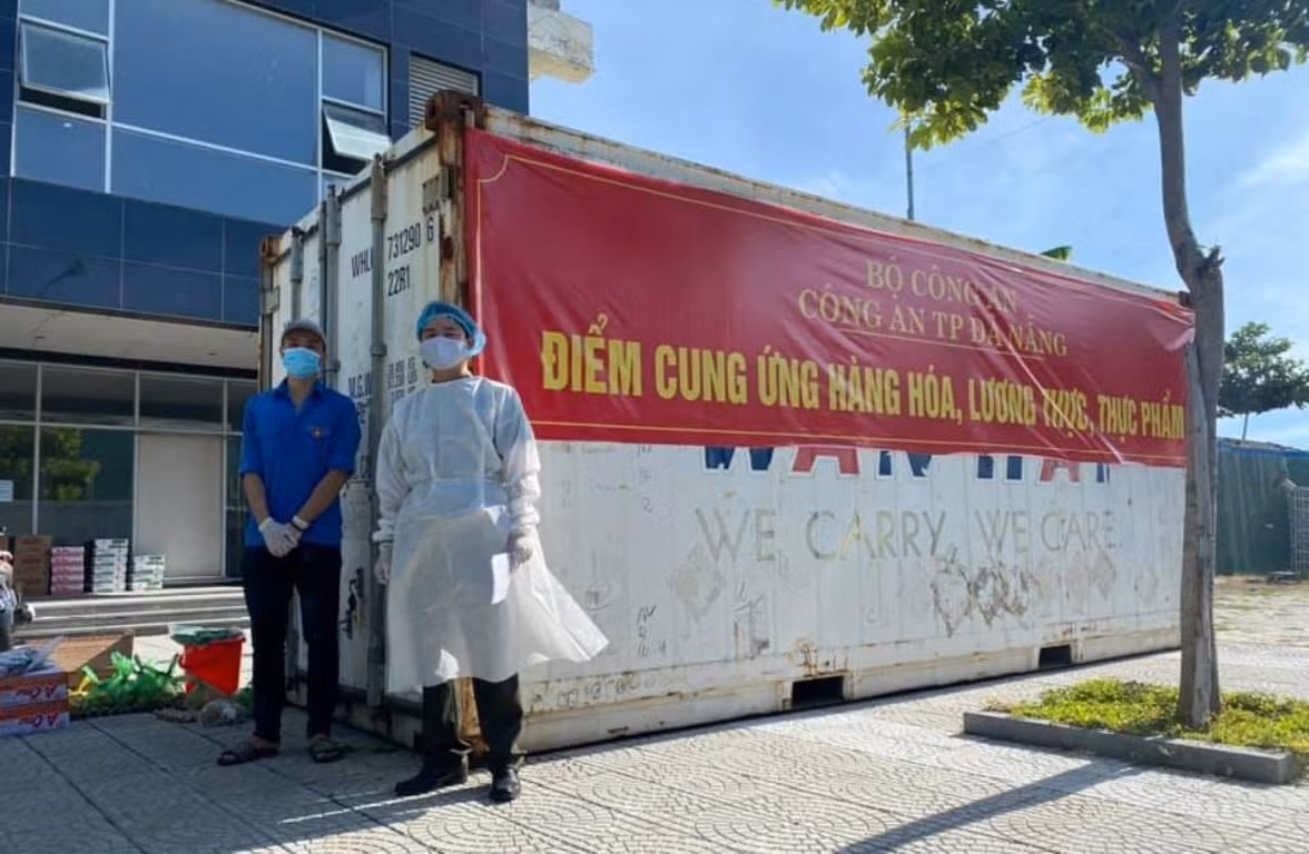 Công an Đà Nẵng phối hợp với các doanh nghiệp tổ chức các điểm cung ứng hàng hóa, thực phẩm sạch cho người dân. Ảnh: CTV Công an Đà Nẵng phối hợp với các doanh nghiệp tổ chức các điểm cung ứng hàng hóa, thực phẩm sạch cho người dân. Ảnh: CTV