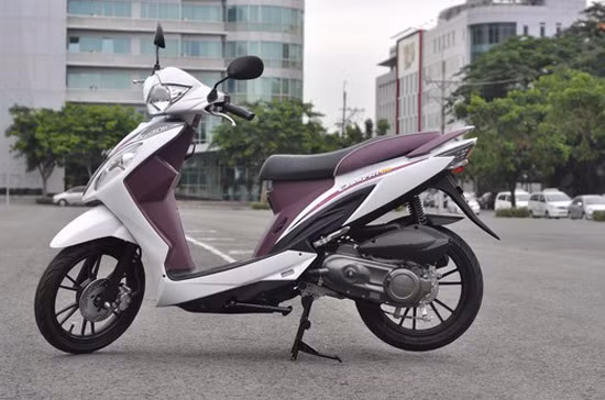 Sàn để chân phẳng, rộng và chúi về phía trước. Xe sở hữu 2 móc treo đồ gồm một chiếc ở dưới tay lái và cái còn lại nằm ở phía trước bên dưới yên xe (có thể gập lại).