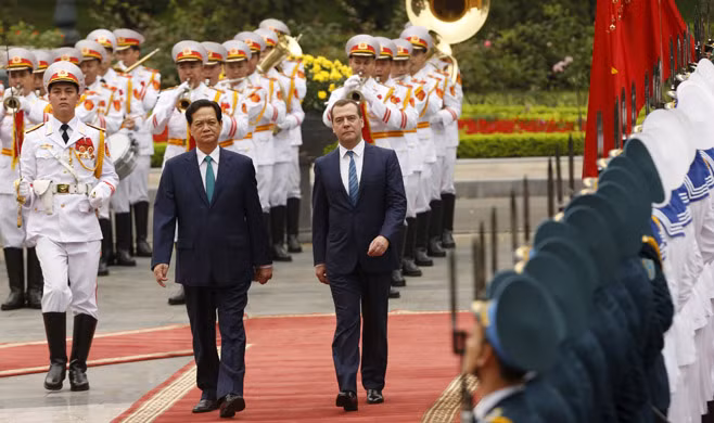 Thủ tướng Nga Dmitry Medvedev thăm Việt Nam, ảnh: The Moscow Times/Reuters. Thủ tướng Nga Dmitry Medvedev thăm Việt Nam, ảnh: The Moscow Times/Reuters.