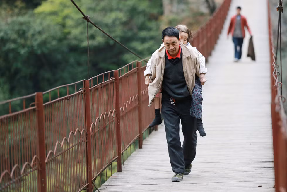 Người con chí hiếu cõng theo mẹ già xuống núi làm thuê kiếm tiền nuôi con, chăm mẹ. Người con chí hiếu cõng theo mẹ già xuống núi làm thuê kiếm tiền nuôi con, chăm mẹ.