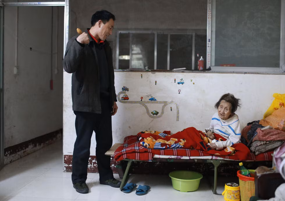 Hàng ngày trước khi đi làm, anh Vũ đều chuẩn bị mọi thứ tươm tất cho bà cụ. Hàng ngày trước khi đi làm, anh Vũ đều chuẩn bị mọi thứ tươm tất cho bà cụ.