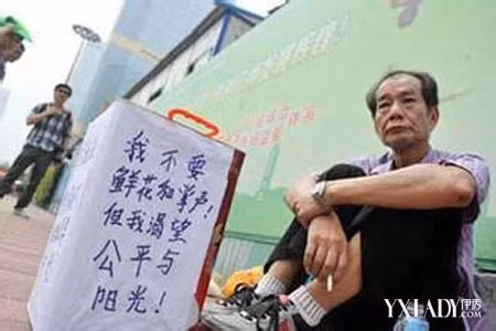 Ông Âu Thiếu Khôn và tuyên bố: "Tôi không cần hoa tươi hay tiếng vỗ tay tán thưởng, mà tôi khát vọng có công bằng và ánh sáng!"