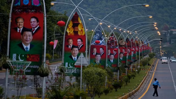 Khắp đường phố Islamabad chăng đèn kết hoa, băng rôn khẩu hiệu và hình ảnh ông Tập Cận Bình phía trước, Tổng thống, Thủ tướng nước chủ nhà phía sau đúng theo "phong cách Trung Quốc". Ảnh: CTV News. Khắp đường phố Islamabad chăng đèn kết hoa, băng rôn khẩu hiệu và hình ảnh ông Tập Cận Bình phía trước, Tổng thống, Thủ tướng nước chủ nhà phía sau đúng theo "phong cách Trung Quốc". Ảnh: CTV News.
