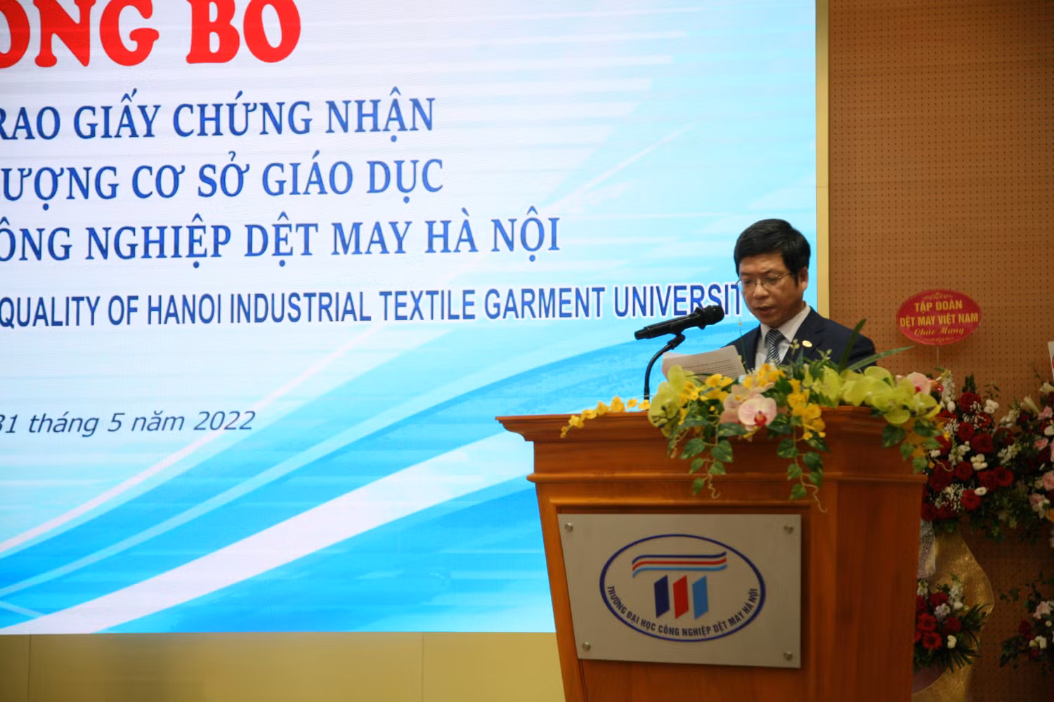 Thầy Hoàng Xuân Hiệp - Hiệu trưởng trường Đại học Công nghiệp Dệt may Hà Nội phát biểu tại buổi lễ. Ảnh: TH