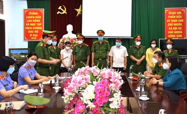 Cơ quan Cảnh sát Điều tra - Công an tỉnh Hà Giang thi hành các quyết định khởi tố vụ án, bắt tạm giam Giám đốc và hai cán bộ CDC Hà Giang. (Ảnh: Minh Tâm/TTXVN) Cơ quan Cảnh sát Điều tra - Công an tỉnh Hà Giang thi hành các quyết định khởi tố vụ án, bắt tạm giam Giám đốc và hai cán bộ CDC Hà Giang. (Ảnh: Minh Tâm/TTXVN)