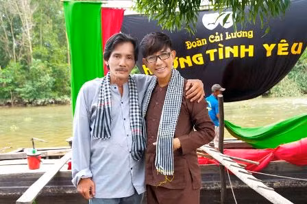 Long Nhật với Thương Tín trong MV "Khúc đoạn trường vắng mẹ"