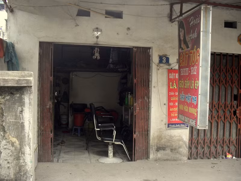 Đường ống nước sạch từ sông Đà về Hà Nội bị vỡ đoạn qua thôn Yên Lũng (Hoài Đức, Hà Nội) vào sáng sớm ngày 4/2/2012 khiến nhiều hộ dân ở quận Thanh Xuân và một số địa bàn khác ở phía Tây Nam (Hà Nội) bị mất nước sinh hoạt đột ngột. Tình trạng mất nước kéo dài mấy ngày qua cũng đã ảnh hưorng không nhỏ tới nhiều cửa hàng kinh doanh, dịch vụ ở địa bàn các quận Thanh Xuân, Hoàng Mai, Cầu Giấy. Đường ống nước sạch từ sông Đà về Hà Nội bị vỡ đoạn qua thôn Yên Lũng (Hoài Đức, Hà Nội) vào sáng sớm ngày 4/2/2012 khiến nhiều hộ dân ở quận Thanh Xuân và một số địa bàn khác ở phía Tây Nam (Hà Nội) bị mất nước sinh hoạt đột ngột. Tình trạng mất nước kéo dài mấy ngày qua cũng đã ảnh hưorng không nhỏ tới nhiều cửa hàng kinh doanh, dịch vụ ở địa bàn các quận Thanh Xuân, Hoàng Mai, Cầu Giấy.