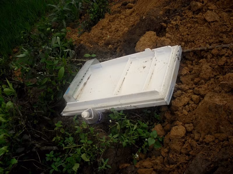 Cửa tủ lạnh bị văng ra xa.