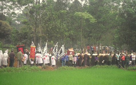 Đám tang tiễn đưa cụ Hồng về nơi an nghỉ cuối cùng. Ảnh: Ngọc Khánh Đám tang tiễn đưa cụ Hồng về nơi an nghỉ cuối cùng. Ảnh: Ngọc Khánh