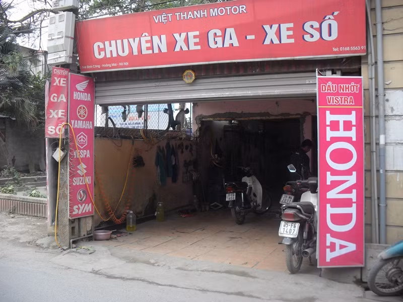 Dịch vụ rửa xe 'im lìm' khi không có nước. Chủ quán rửa xe này chỉ xuống nền nhà khô ráo cho biết “mấy ngày mất nước, ngoài sửa xe ra anh lại chơi dài. Nhà anh dùng toàn bộ bằng nước máy, không có bể ngầm nên tắm giặt còn phải đi nhờ, ăn uống thì ra tiệm thì nói gì đến việc rửa xe. Hôm nay trời nắng ráo, nhu cầu rửa xe nhiều mà mình không đáp ứng được, sốt hết cả ruột”. Dịch vụ rửa xe 'im lìm' khi không có nước. Chủ quán rửa xe này chỉ xuống nền nhà khô ráo cho biết “mấy ngày mất nước, ngoài sửa xe ra anh lại chơi dài. Nhà anh dùng toàn bộ bằng nước máy, không có bể ngầm nên tắm giặt còn phải đi nhờ, ăn uống thì ra tiệm thì nói gì đến việc rửa xe. Hôm nay trời nắng ráo, nhu cầu rửa xe nhiều mà mình không đáp ứng được, sốt hết cả ruột”.