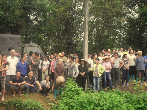Hàng nghìn người dân địa phương kéo về hiện trường, theo dõi công tác tìm kiếm và chờ đợi thông tin khả quan của lực lượng tìm kiếm. Ảnh: Ngọc Khánh. Hàng nghìn người dân địa phương kéo về hiện trường, theo dõi công tác tìm kiếm và chờ đợi thông tin khả quan của lực lượng tìm kiếm. Ảnh: Ngọc Khánh.