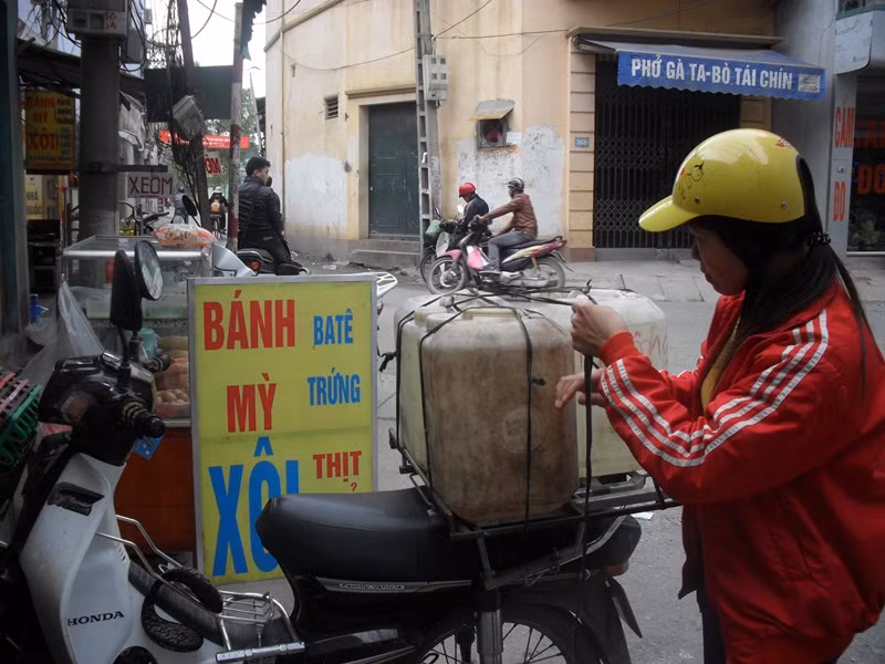 Không chỉ dịch vụ gội đầu rơi vào hoàn cảnh điêu đứng, các tiệm hàng ăn uống cũng khốn khổ không kém khi phải thay đổi cách phục vụ các 'thượng đế'. Không chỉ dịch vụ gội đầu rơi vào hoàn cảnh điêu đứng, các tiệm hàng ăn uống cũng khốn khổ không kém khi phải thay đổi cách phục vụ các 'thượng đế'.