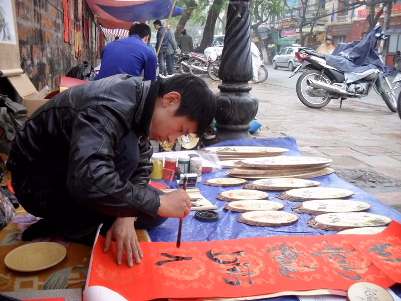 Thư pháp ngày nay có thể viết bằng chữ Nho hoặc chữ Việt cách điệu, trên nhiều chất liệu khác nhau đáp ứng thị hiếu của nhiều người.