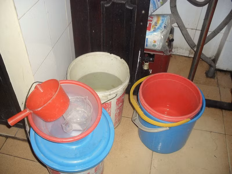 Do mất nước kéo dài, trong khi nhu cầu của khách tăng cao, giá phòng nghỉ không thay đổi nên nhà nghỉ Khánh Linh 1 đã nghĩ ra cách phân phối cho mỗi phòng 1 xô nước khoảng 25 lít để tiết kiệm chi phí. Do mất nước kéo dài, trong khi nhu cầu của khách tăng cao, giá phòng nghỉ không thay đổi nên nhà nghỉ Khánh Linh 1 đã nghĩ ra cách phân phối cho mỗi phòng 1 xô nước khoảng 25 lít để tiết kiệm chi phí.