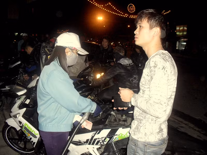 Đô đầy bình xăng để vi vu năm mới là tâm lý chung của rất nhiều khách hàng khiến dịch vụ này đến gần 22h đêm giao thừa vẫn động nghịt khách mặc dù các chủ cây xăng cho biết sẽ mở cửa hàng trong những ngày Tết để phục vụ nhu cầu người dân.