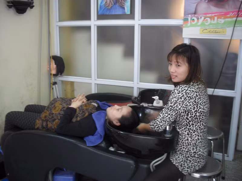 Tại tiệm cắt tóc gần đó, chủ tiệm Nguyễn Thị Mai Hương cũng cho biết: Do có bể nước ngầm dưới nền nhà với thể tích 5 khối nên chị vẫn còn nước để phục vụ khách gội đầu mấy ngày qua. Nhưng đến hơn 14h chiều nay, bể nước cũng đã cạn. Vị khách “may mắn” này sẽ là người cuối cùng cho tới khi có nước trở lại. Chị Hương cho biết thêm, mặc dù mất nước nhưng chị vẫn không tăng giá gội đầu. Tại tiệm cắt tóc gần đó, chủ tiệm Nguyễn Thị Mai Hương cũng cho biết: Do có bể nước ngầm dưới nền nhà với thể tích 5 khối nên chị vẫn còn nước để phục vụ khách gội đầu mấy ngày qua. Nhưng đến hơn 14h chiều nay, bể nước cũng đã cạn. Vị khách “may mắn” này sẽ là người cuối cùng cho tới khi có nước trở lại. Chị Hương cho biết thêm, mặc dù mất nước nhưng chị vẫn không tăng giá gội đầu.